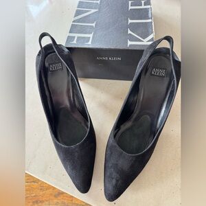 ANNE KLEIN BLACK SUEDE PUMP